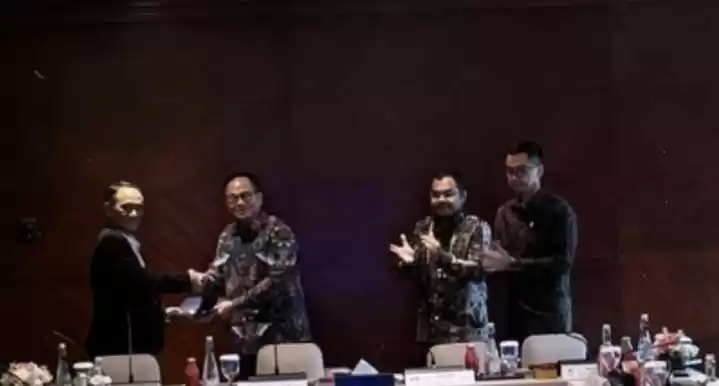 Momen Andi Arief bersalaman dalam acara penunjukan sebagai komisaris PT PLN, Selasa (23/7/2024) (Foto: Dok MI/Repro/Ist)
