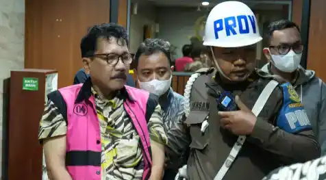 Eks petingga MA, Zarof Ricar mengenakan rompi tahahan Kejagung (Foto: Dok MI/Kejagung)