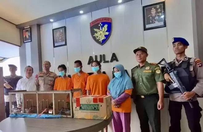 Sat Polairud Polresta Banjarmasin dan BKSDA Kalsel berikan keterangan terkait penangkapan pelaku jual beli satwa yang dilindungi. (Foto: Antara)