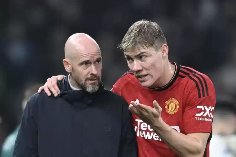 Rasmus Hojlund bersama pelatih Erik ten Hag. [Foto: AFP]