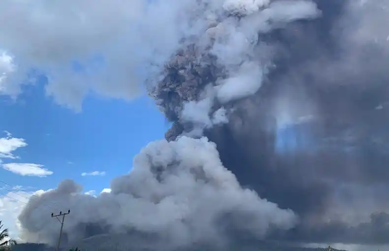 Erupsi di puncak lewotobi (Foto: Antara)