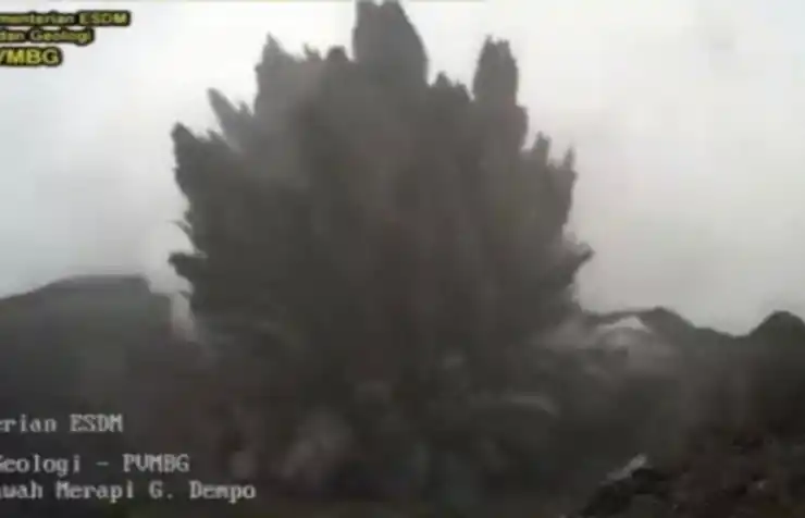 Erupsi Gunung Dempo, Kota Pagaralam, Sumatera Selatan (Foto: Antara)