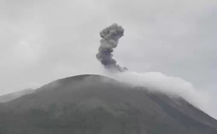Erupsi Gunung Api Ile Lewotolok di Kabupaten Lembata, Nusa Tenggara Timur. (Foto: Antara)