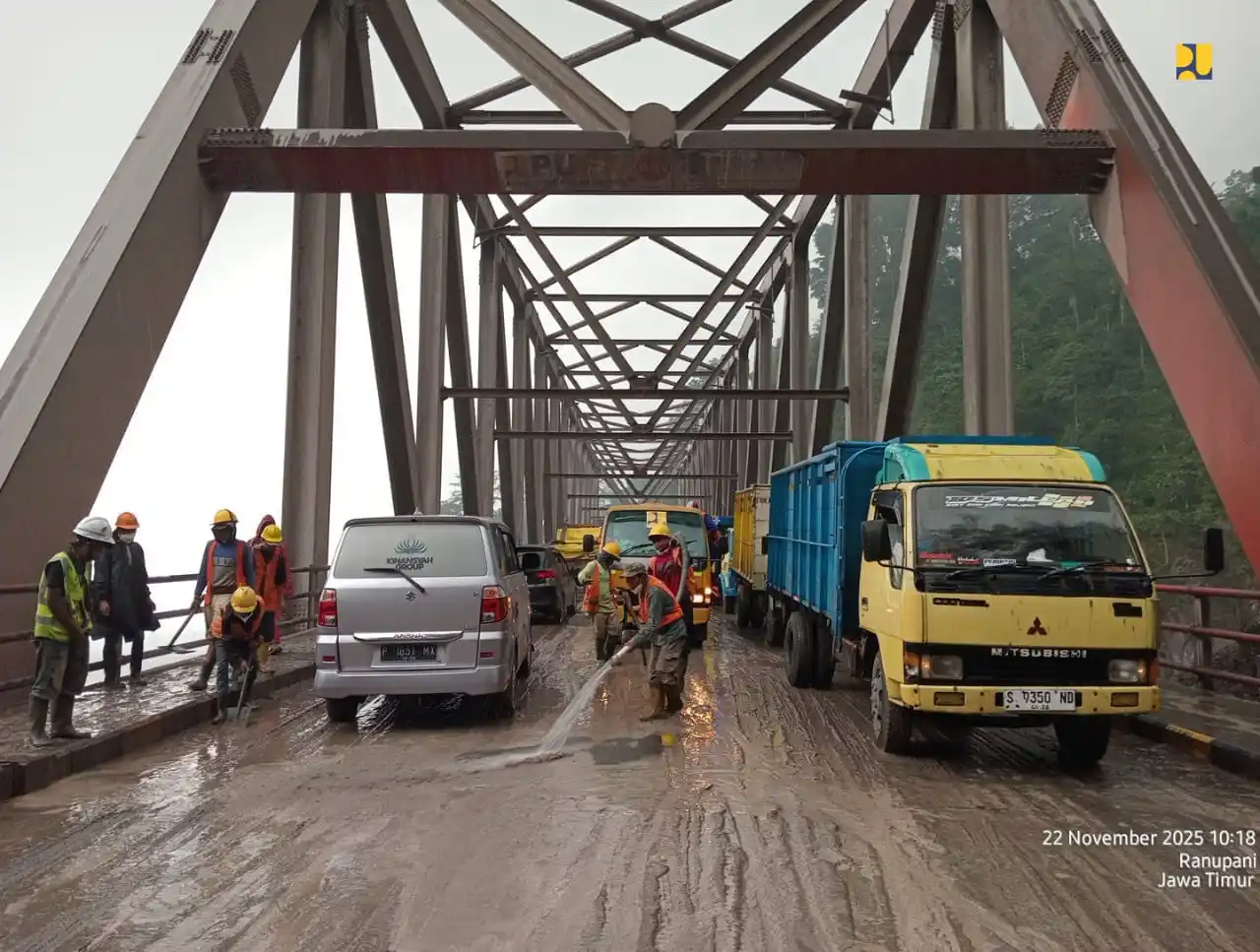 Kementerian Pekerjaan Umum melakukan pembersihan jembatan dan jalan akibat erupsi Gunung Semeru (22/11). (Foto: PU)