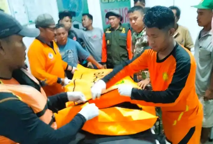 Tim SAR gabungan mengevakuasi bayi usia 2 tahun yang hanyut di Sungai Bilah Kabupaten Labuhanbatu (Foto: Antara)