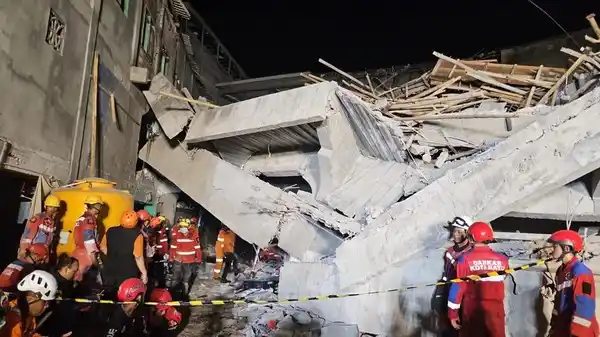 Santri Ikut Dilibatkan saat Pengecoran Musalah Ambruk di Ponpes Al Khoziny Evakuasi korban bangunan musala ambruk di Pondok Pesantren Al Khoziny, Buduran, Siduarjo (Foto: Dok. BNPB)