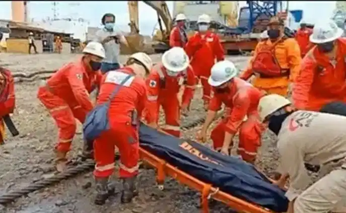 Evakuasi Korban Kapal MT Federal II Meledak di Batam Evakuasi Korban Kapal MT Federal II Meledak di Batam (Foto: Repro)