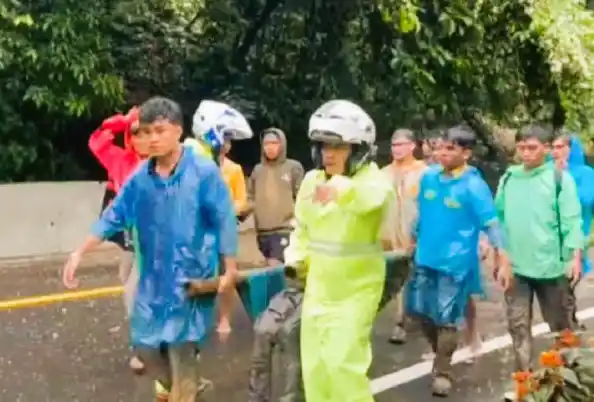 Personel Polda Sumatera Utara bersama basyarakat melakukan evakuasi terhadap korban di Kecamatan Sibolangit (Foto: Antara)