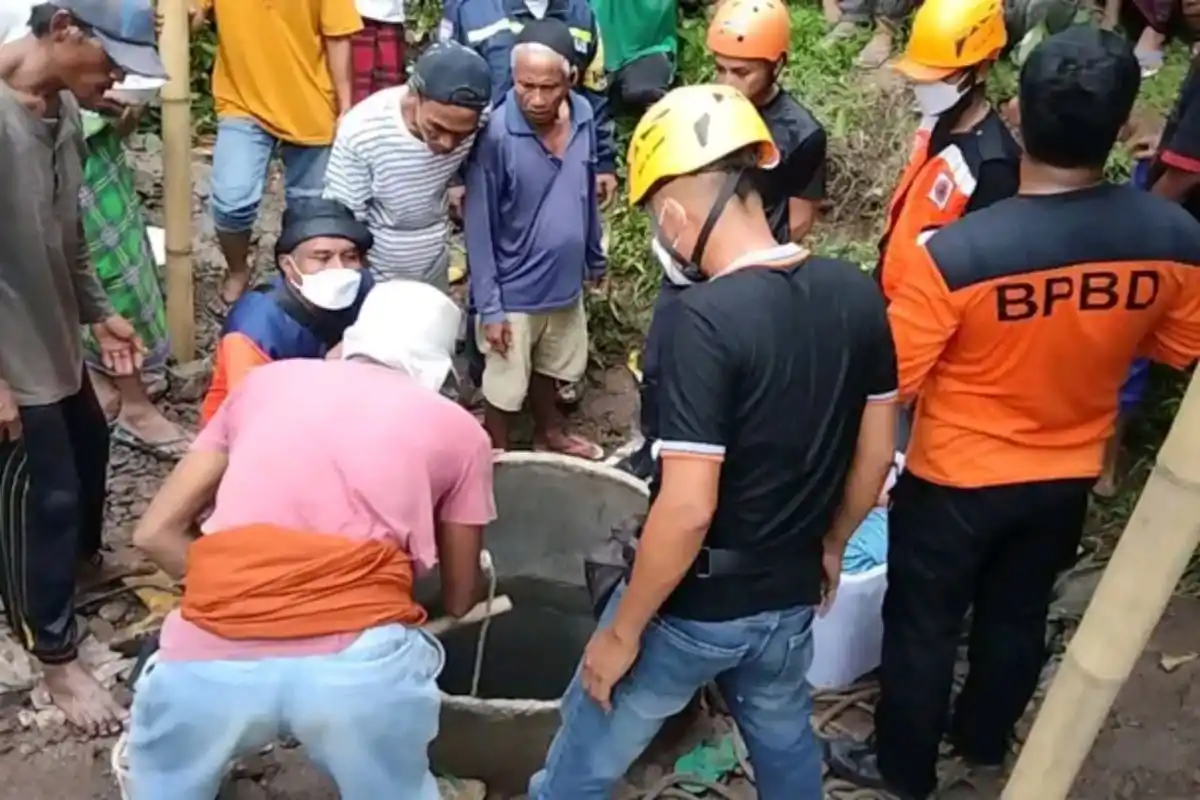 Evakuasi tiga warga tewas dalam sumur di Lombok Tengah (Foto: Antara)