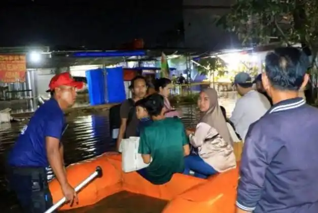 Petugas BPBD Kota Tangerang melakukan evakuasi sejumlah warga terdampak banjir (Foto: Antara)