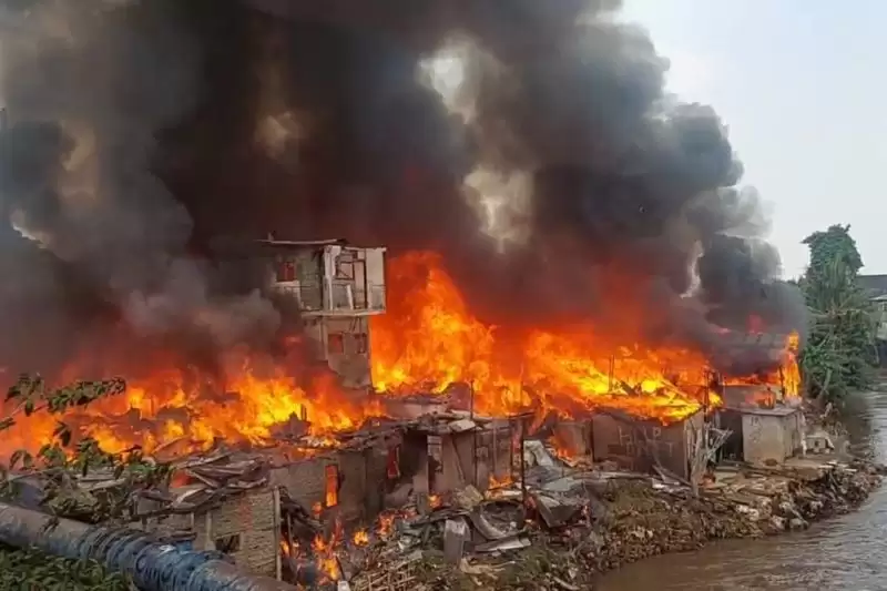Kebakaran di kawasan Manggarai Selatan, Tebet, Jakarta Selatan, Kamis (14/12). [Foto: ANTARA/HO-Dokumentasi Pribadi]