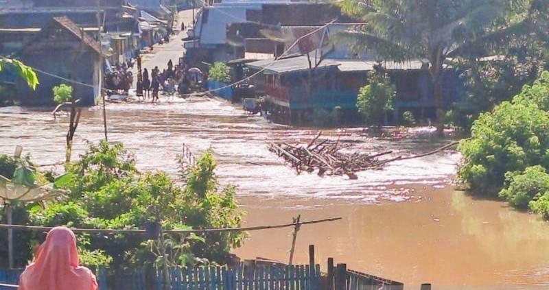 Banjir yang melanda menenggelamkan salah satu jembatan penghubung Desa Labangkar dan Desa Ropang di Kabupaten Sumbawa pada Sabtu (24/2/2024). Foto: ANTARA)