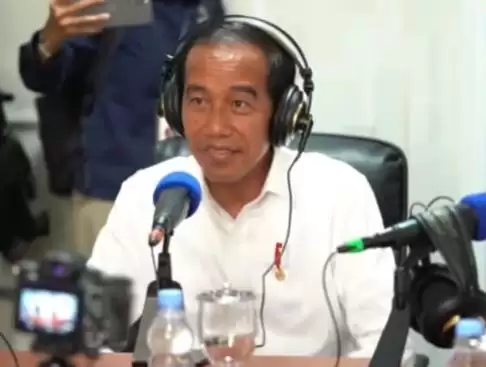 Presiden Joko Widodo (Jokowi) menyapa pendengar Radio Republik Indonesia dalam siaran perdana RRI IKN [Foto: YT/@SekretariatPresiden]