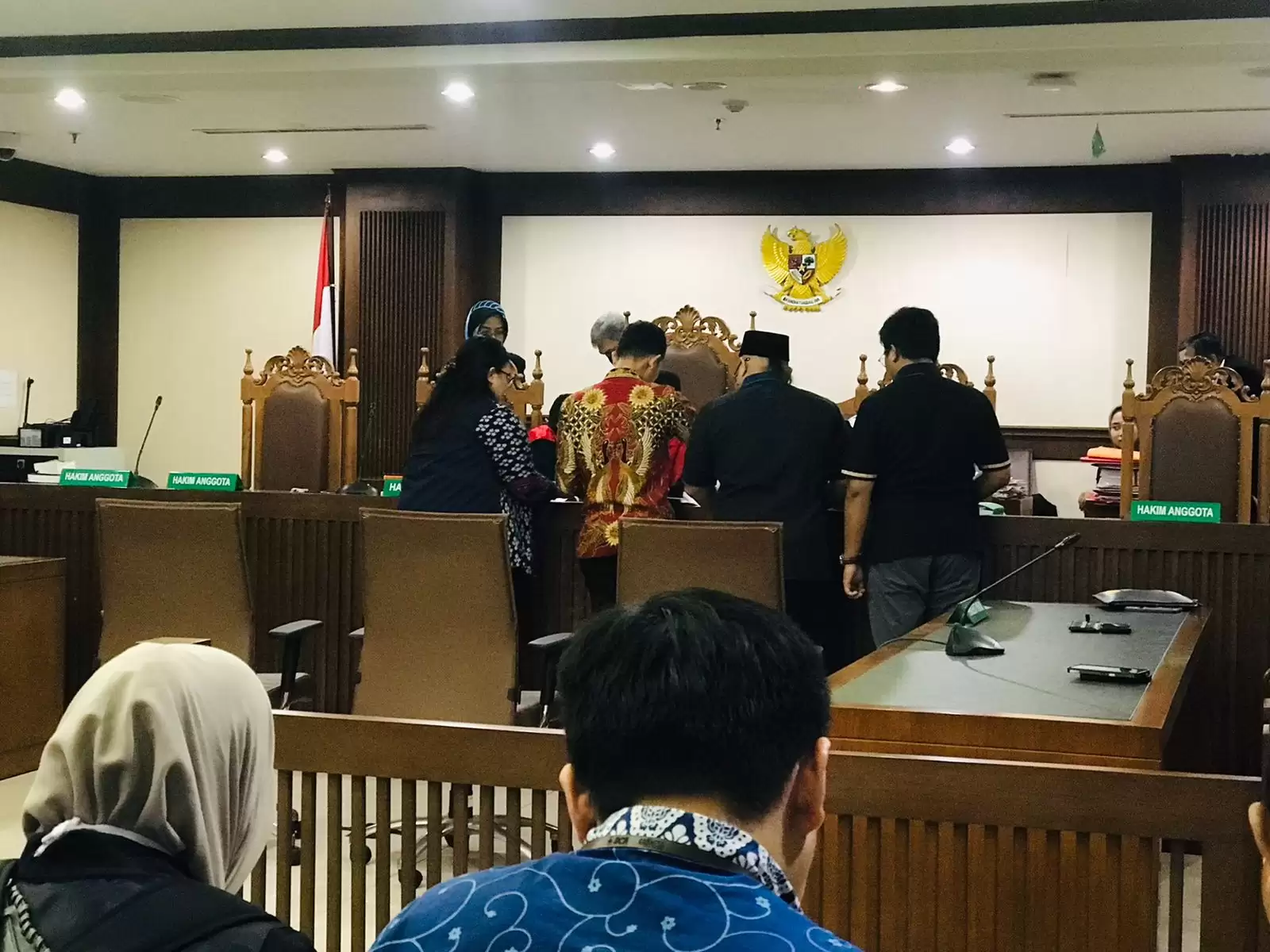 Proses penyerahan bukti tambahan tertulis kepada hakim dalam sidang Penundaan Kewajiban Pembayaran Utang (PKPU), di Jakarta, (23/1). (Foto:MI/Zefry)