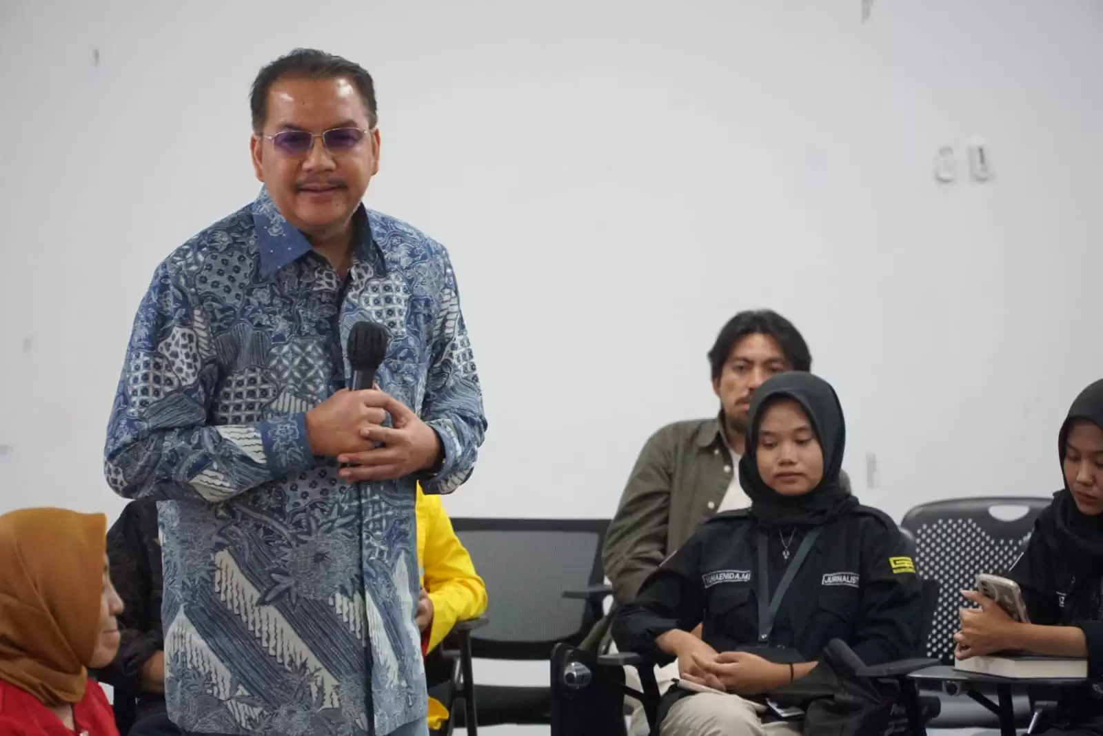 Denny JA, Pendiri Lingkaran Survei Indonesia Denny JA menyampaikan pandangan terkait perbedaan antara lembaga survei dan konsultan politik (Foto: Istimewa)