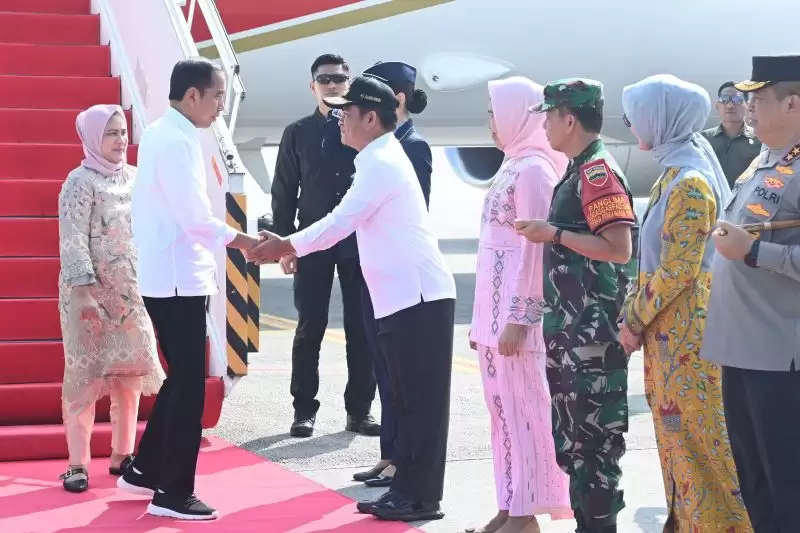 Presiden Joko Widodo dan Ibu Negara Iriana, saat tiba di Sumatera Utara, Kamis (14/3/2024). [Foto: Setpres]