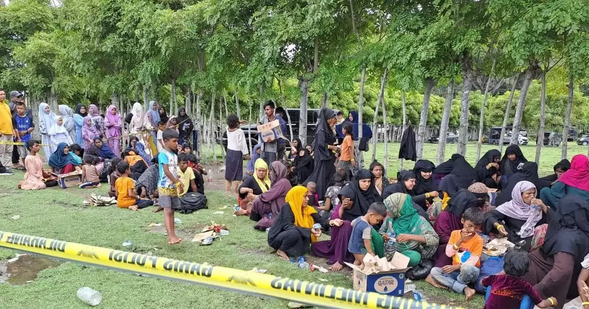 Ratusan pengungsi rohingya saat baru mendarat di pantai Lamteh Kabupaten Aceh Besar, Minggu (10/12) (Foto: ANTARA)