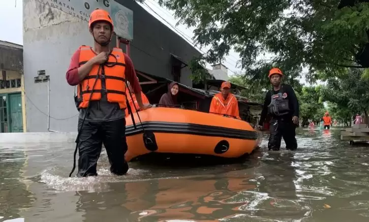 Petugas BPBD Jakarta mengevakuasi warga Semper Barat yang rumahnya terendam banjir di Jakarta Utara pada Jumat (22/3/2024). (Foto: ANTARA)