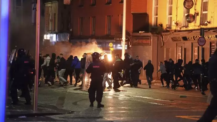 Polisi Irlandia mencoba membubarkan demonstrasi  di pusat kota Dublin (Foto: AP)