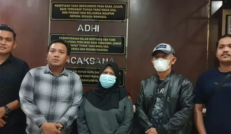 Kasie Intel Kejari Jakbar Lingga Nuarie usai menangkap tersangka penipuan bermodus investasi emas berinisial RW di wilayah Kota Bekasi pada Rabu (20/3/2024). (Foto: ANTARA)