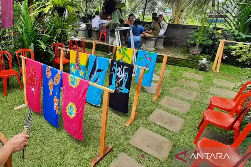 Deretan kain batik buatan pengunjung di FIVE ART STUDIO UBUD I Wayan Bagus Pujana di kawasan Keliki, Tegallalang, Gianyar, Sabtu (25/11). (Foto: ANTARA/Lia Wanadriani Santosa)