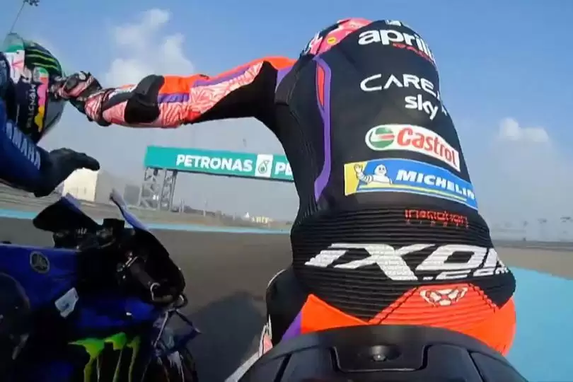 Aleix Espargaro memukul kepala Franco Morbidelli dalam sesi FP2 MotoGP Qatar 2023 (Foto: Dorna Sport)