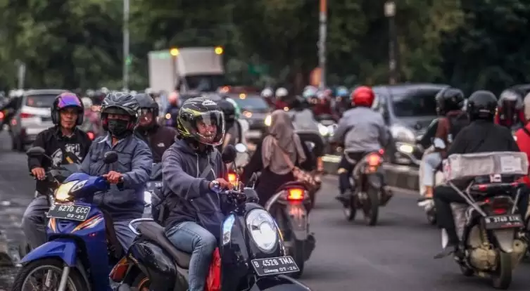 Sejumlah kendaraan roda dua melawan arus untuk menghindari kemacetan di Jalan Raya Bogor, Depok, Jawa Barat, Jumat (23/2/2024). (Foto: ANTARA)