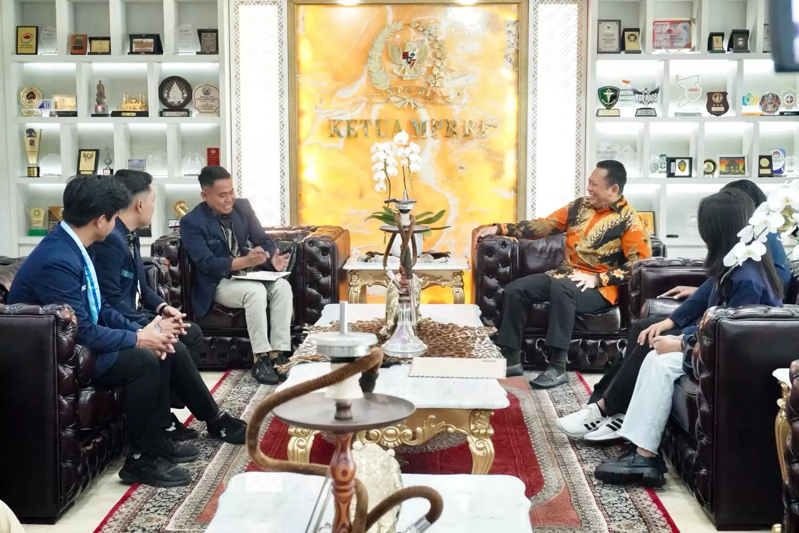 Ketua MPR RI Bambang Soesatyo, saat berbincang dengan Pengurus HIKMAHBUDHI  [Foto: Doc. MPR RI]