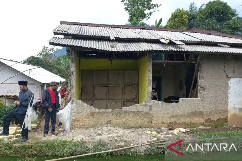 Kondisi salah satu rumah di Desa Cipeuteuy, Kecamatan Kabandungan, Kabupaten Sukabumi, Jabar yang mengalami rusak berat akibat terdampak gempa m 4,0 (Foto: ANTARA/Aditya Rohman)