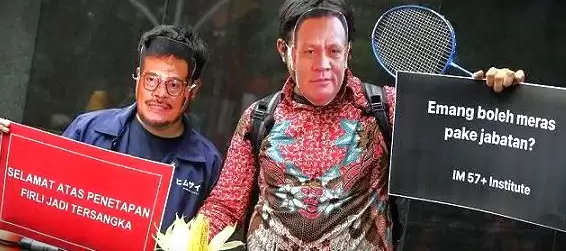 Anggota Koalisi Masyarakat Sipil Anti Korupsi mengenakan topeng Firli Bahuri (kanan) dan Syahrul Yasin Limpo (kiri) saat aksi bersama di Gedung Merah Putih KPK, Jakarta, Kamis (23/11/2023) (Foto: MI/Ant)