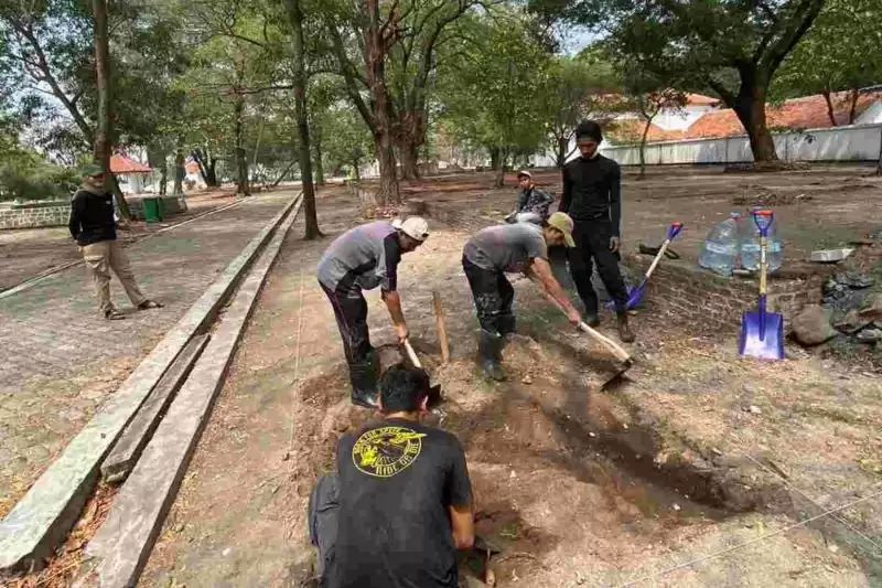 Tim Ekskavasi Arkeologi Dinas Kebudayaan Provinsi DKI Jakarta melakukan penggalian (Foto: MI/Ant)