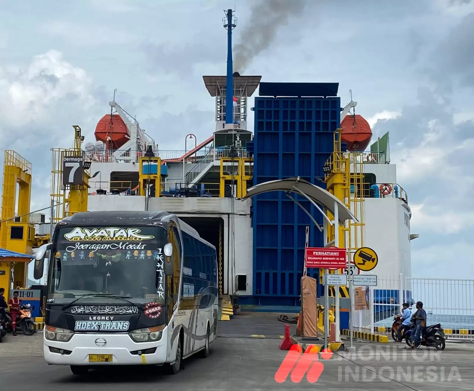 Ilustrasi- Kapal Ferry sedang menurunkan Armada bus Dermaga 7 di Pelabuhan Bakauheni Lampung Selatan. (Foto: MI/Nuramin)