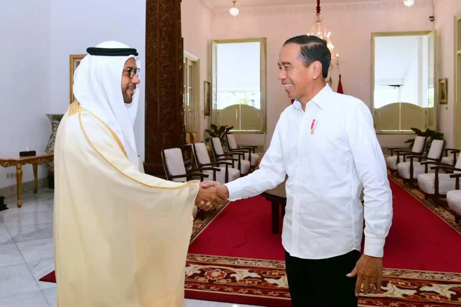 Duta Besar Uni Emirat Arab (UEA) untuk Indonesia Abdullah Salem Obaid Al Dhaheri bersalaman dengan Presiden Jowo Widodo. (Foto: dok setkab)