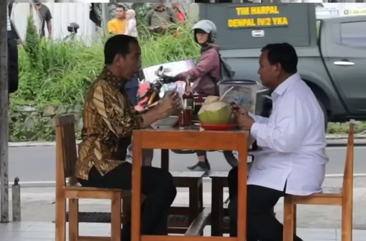 Presiden Joko Widodo dan Prabowo Subianto sedang makan bakso bareng (Foto: MI-Aswan/Repro Instagram)