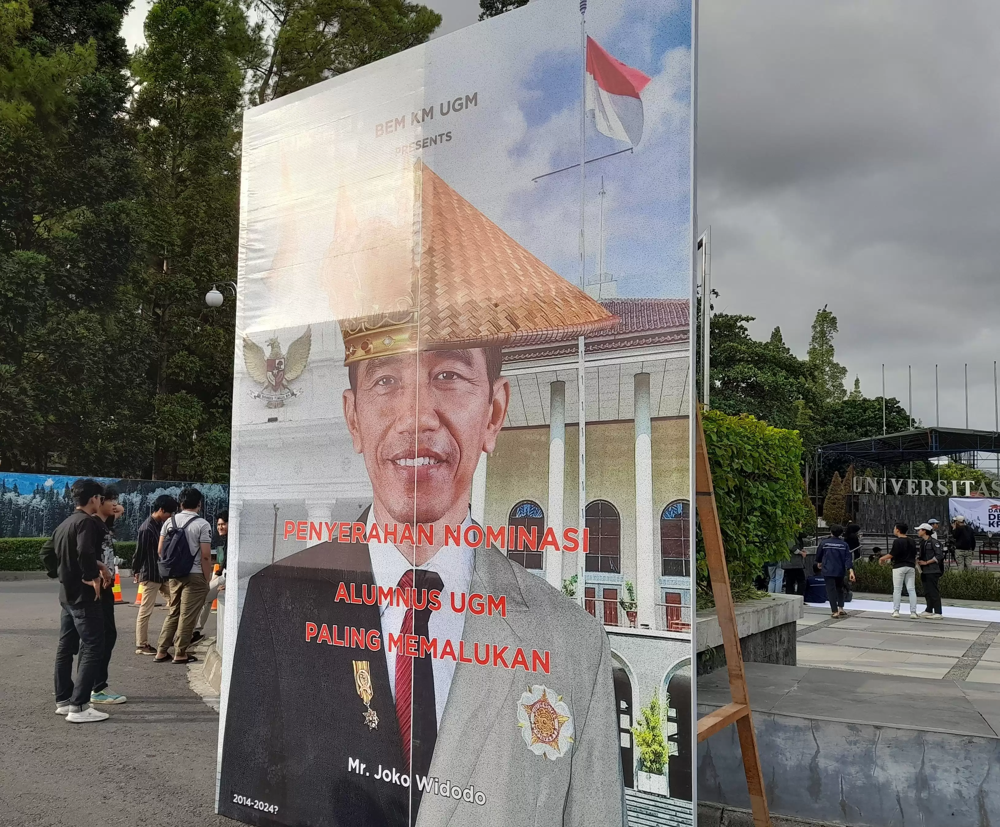 Baliho bergambar presiden Joko Widodo atau Jokowi di depan pintu masuk UGM (Foto: Net/Ist)
