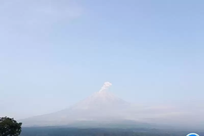 Gunung Semeru erupsi dengan menyemburkan abu vulkanik, setinggi 1 kilometer di atas puncak pada Kamis (15/2) pukul 06.28 WIB.