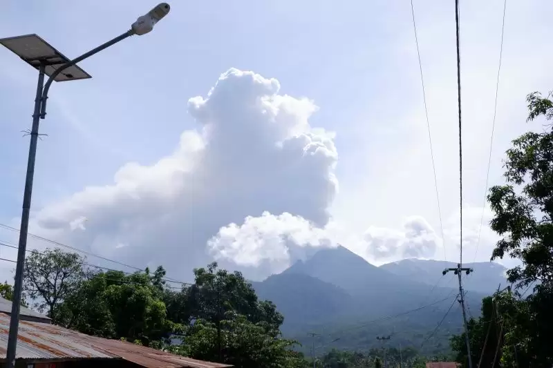Visual erupsi Gunung Lewotobi Laki-laki di Flores Timur, NTT, Sabtu (13/1). (Foto: Antara)