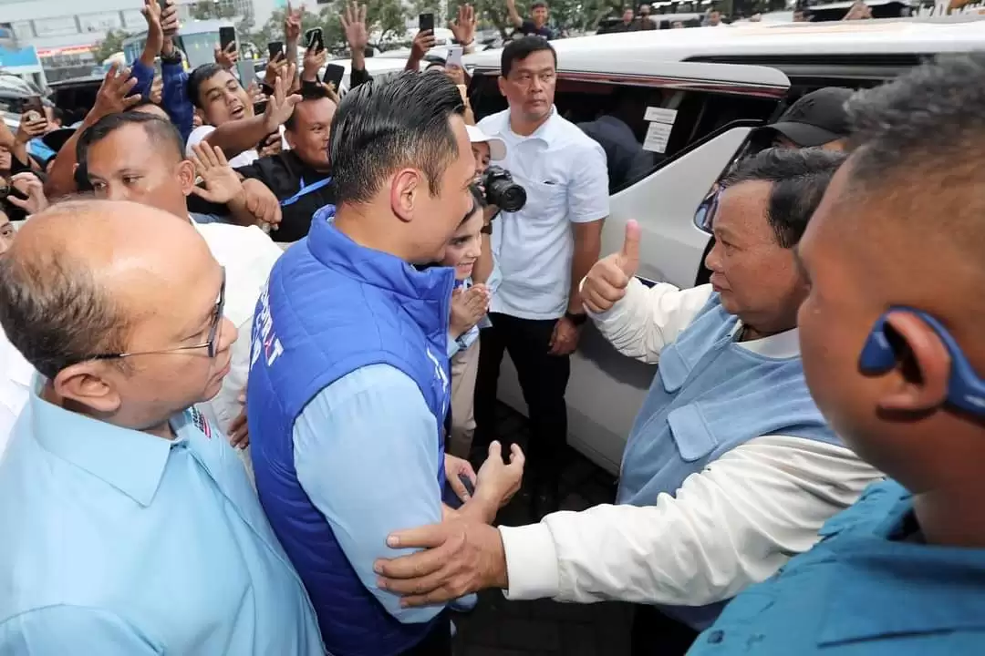 Prabowo Subianto (kanan) mengangkat jempol untuk Agus Harimurti Yudhoyono (kiri) (Foto: Ist)