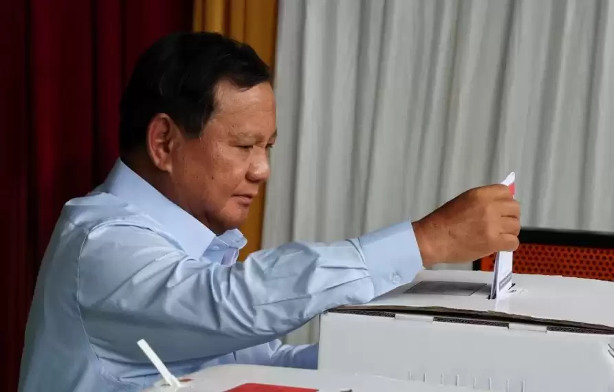 Prabowo Subianto saat memasukan surat suara ke kotak suara, Rabu (14/2) (Foto: MI/Repro AFP)