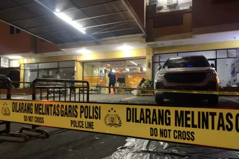 Petugas memasang garis polisi di lokasi yang menjadi tempat jatuhnya, keempat korban bunuh diri di Apartemen Teluk Intan Penjaringan Jakarta Utara pada Sabtu (9/3/2024). [Foto: ANTARA]