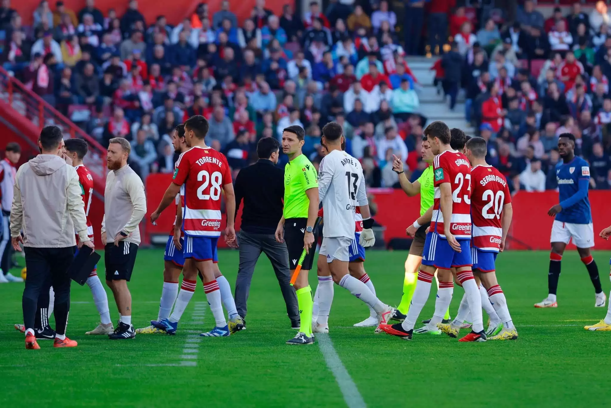 Pemain Granada dan Athletic Bilbao meninggalkan lapangan setelah ada suporter meninggal (Foto: Dok Laliga)