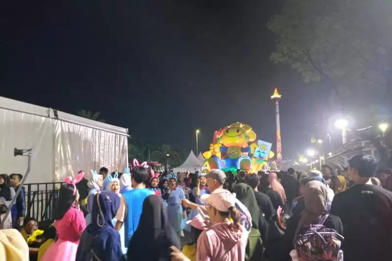 Kawasan Monumen Nasional (Monas) di Jakarta Pusat mulai dipadati pengunjung yang ingin merayakan malam Tahun Baru 2024 pada Minggu (31/12)