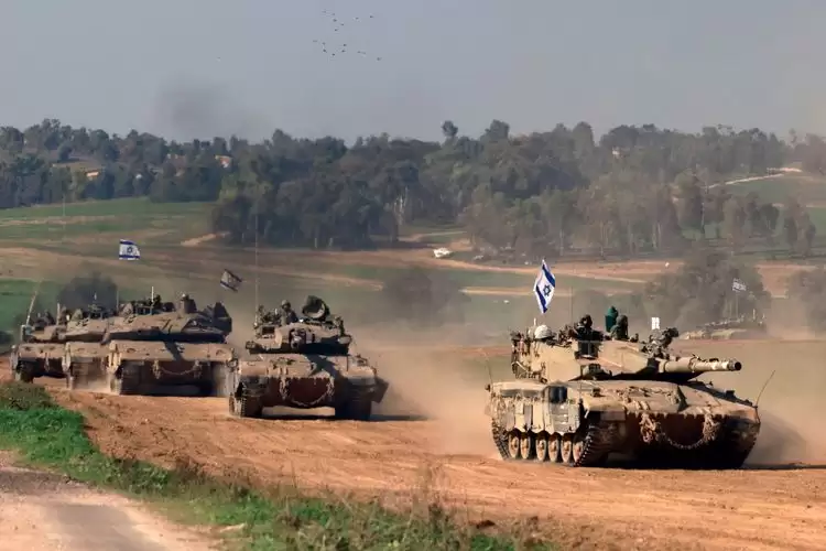Tentara Israel menunggangi tank di dekat perbatasan Jalur Gaza, Palestina, pada 31 Desember 2023 (Foto: AFP)