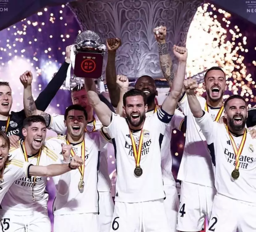 Para pemain Real Madrid merayakan keberhasilan menjuarai Piala Super Spanyol di Stadion Al-Awwal, Riyadh, Senin (15/1). (Foto: Instagram/@realmadrid)