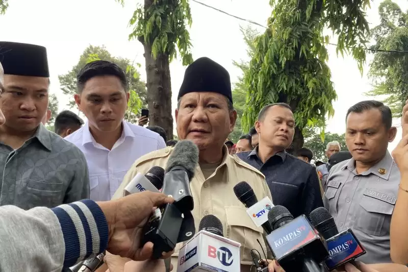 Capres nomor urut 2, Prabowo Subianto usai berziarah ke makam ayahnya Sumitro Djojohadikusumo di TPU Karet Bivak, Jakarta, Kamis (15/2). [Foto: Repro/ANTARA]