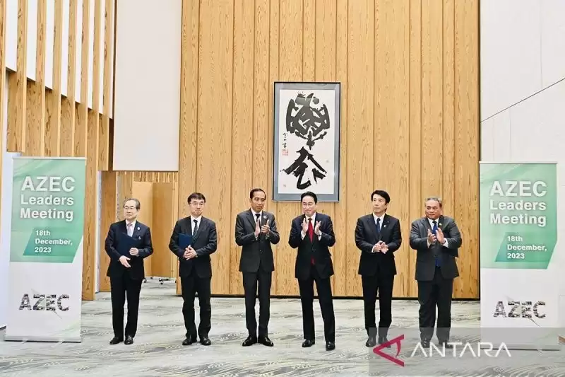 Presiden Joko Widodo berfoto bersama PM Kishida di Tokyo, Senin, (18/12). [Foto: Antara]