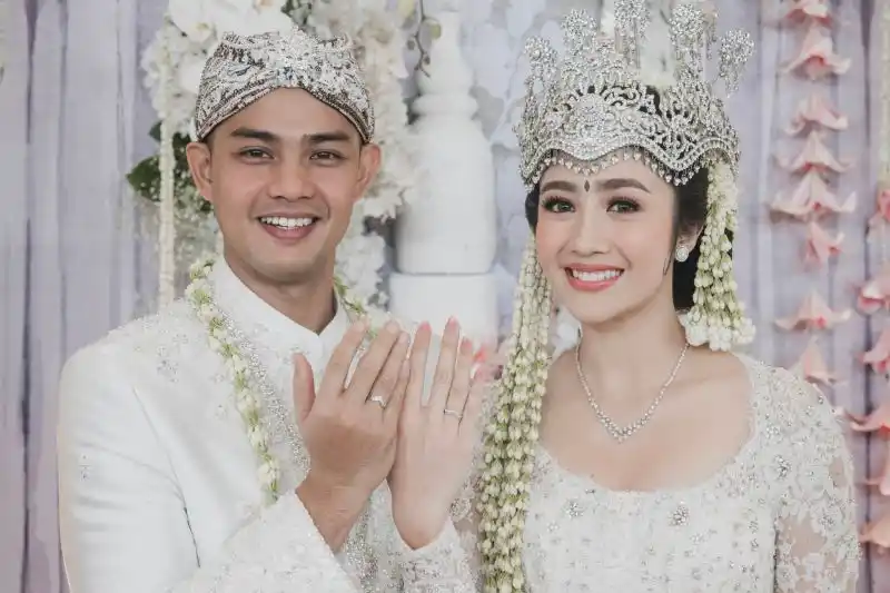 Aktris Febby Rastanti (kanan) bersama suaminya, Sudrajat Djumantara (kiri). (Foto: Instagram/@HildabyBridestory)
