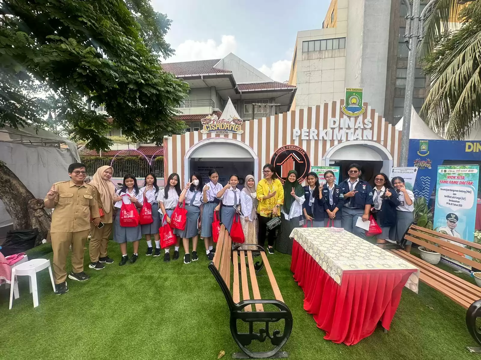 Festival Cisadane kembali digelar di tahun 2024 ini, ribuan warga dari dalam dan luar Kota Tangerang berbondong-bondong datang untuk menyaksikan pembukaan acara tersebut di bantaran kali cisadane sepanjang Jalan Benteng Makassar, Sabtu (20/7/2024).