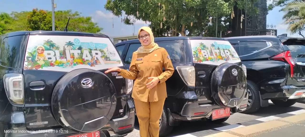 Bupati Blitar Rini Syarifah menunjukkan mobil dinas City Branding Kabupaten Blitar (Foto: MI/JK)
