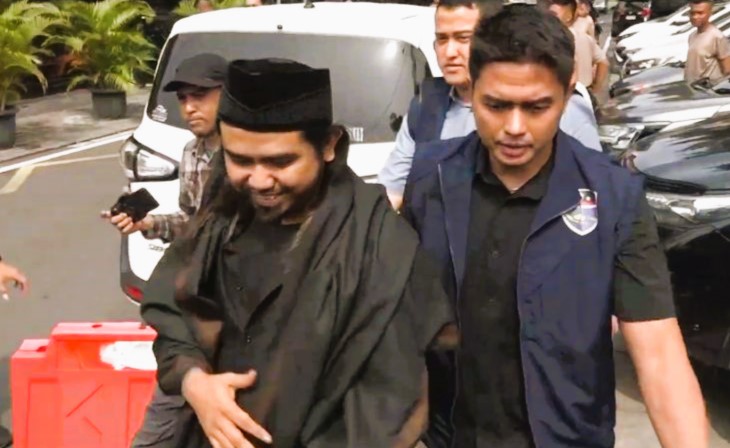 Gus Samsudin (kiri) usai menjalani pemeriksaan di Polda Jawa Timur, Surabaya, Kamis (29/2/2024). (Foto: ANTARA)
